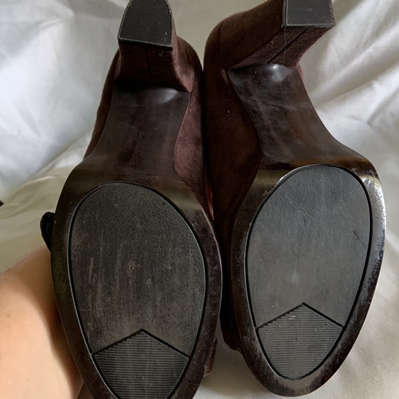 Peep Toe  platform with cool cross over buckle design - Picture 8 of 10